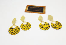 Load image into Gallery viewer, black and yellow dangling earrings